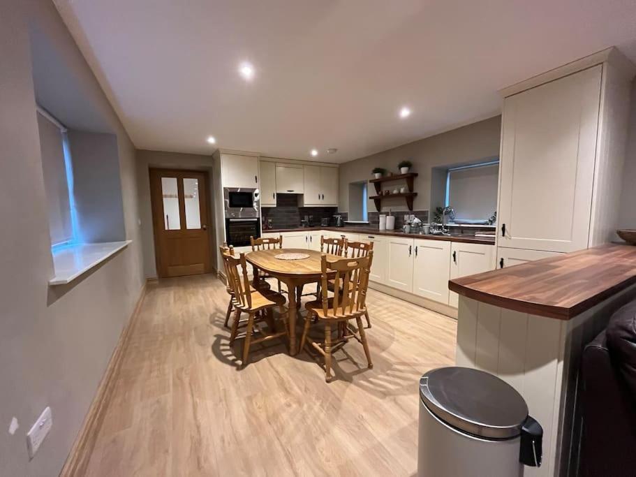 Tom Rocky'S Farmyard Villa Templemore Bagian luar foto