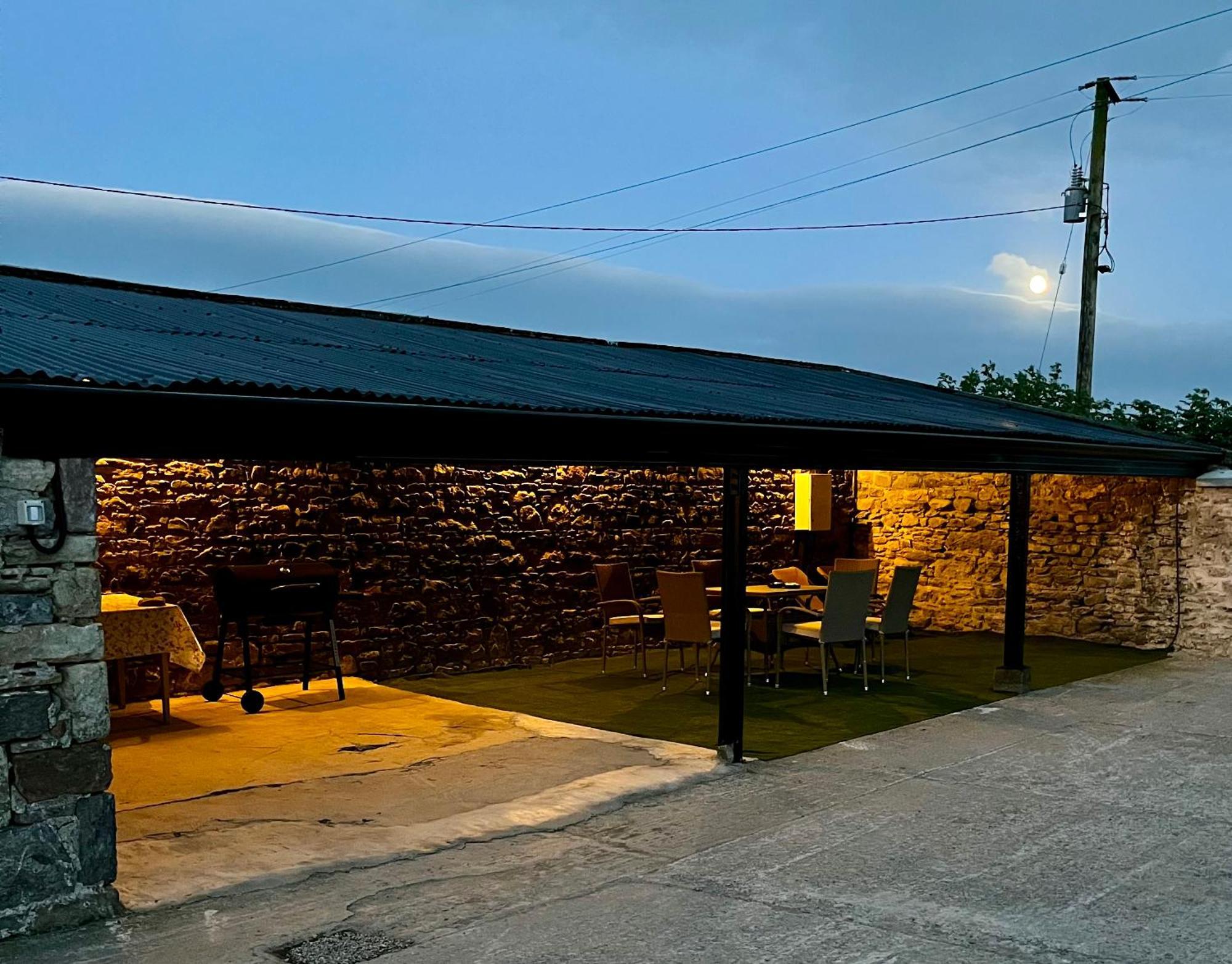 Tom Rocky'S Farmyard Villa Templemore Bagian luar foto